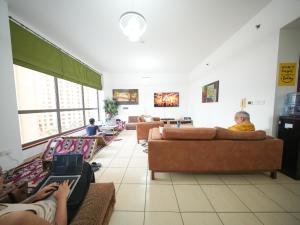 Χώρος καθιστικού στο Happyland JBR Dubai Hostel