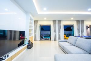 Μια τηλεόραση ή/και κέντρο ψυχαγωγίας στο Aurora Villa Pattaya - Luxury 4BR Pool Villa