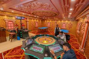 een casino met mensen die roulette spelen in een kamer bij Diamond Palace Lords Plaza Nepalgunj in Nepalgunj