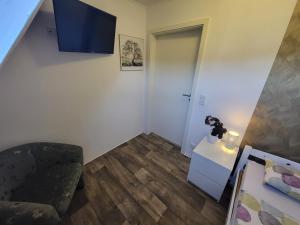 RöhrsenにあるGemütliche Wohnung mit großer Dachterrasseのリビングルーム(ソファ、ドア付)