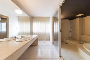 een badkamer met 2 wastafels en een bad bij Huntelia Matsuyama in Matsuyama +57 foto's