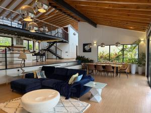 un salon avec un canapé bleu et une table dans l'établissement Villa VH 4 Bedroom villa with heated swimming pool, à Kigali