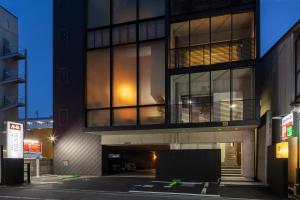 een extern beeld van een gebouw 's nachts bij Huntelia Matsuyama in Matsuyama