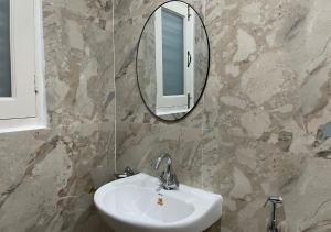 Ένα μπάνιο στο Dhruv Shivalya Residency +6 φωτογραφίες