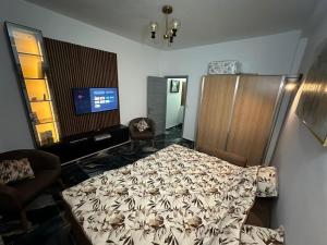 Μια τηλεόραση ή/και κέντρο ψυχαγωγίας στο The HQ