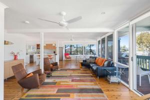 Posezení v ubytování Retro Beach House - roomy 4BR retreat near ocean