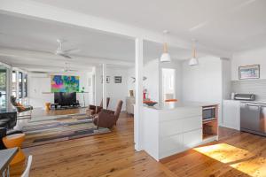 Kuchyň nebo kuchyňský kout v ubytování Retro Beach House - roomy 4BR retreat near ocean