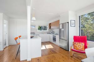 Kuchyň nebo kuchyňský kout v ubytování Retro Beach House - roomy 4BR retreat near ocean + 22 fotografií