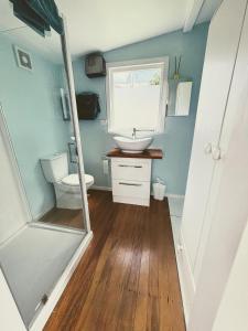 un baño con lavabo e inodoro en Peaceful private and semi rural, en Marton