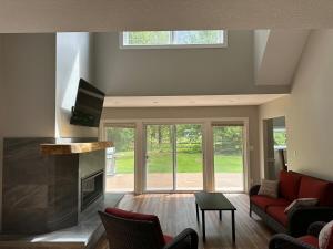 Posezení v ubytování Charming 4-Bedroom Home in Bella Coola