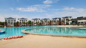 White House At The Blyde Crystal Lagoon في بريتوريا: حمام سباحة كبير مع مباني في الخلفية