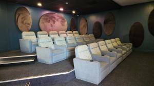 White House At The Blyde Crystal Lagoon في بريتوريا: غرفة بها كراسي وجدار به براميل نبيذ +49 صورة