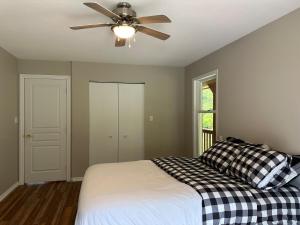 Postel nebo postele na pokoji v ubytování Charming 4-Bedroom Home in Bella Coola