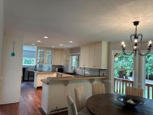 Kuchyň nebo kuchyňský kout v ubytování Charming 4-Bedroom Home in Bella Coola + 15 fotografií