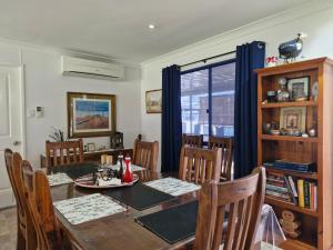 Un comedor con mesa y sillas en Beulah Retreat, en Tara