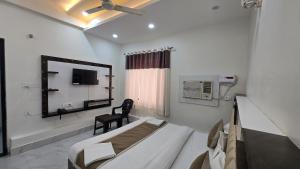 a hospital room with a bed and a mirror at Girbar Dhaam Near By Prem mandir in Vrindāvan