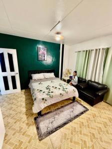 Ένα ή περισσότερα κρεβάτια σε δωμάτιο στο Axon Cozy Modern Home N Near The Walking Street