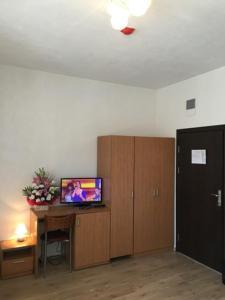 Una televisión o centro de entretenimiento en Guest Rooms Neli