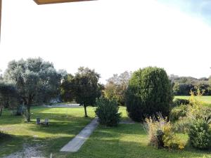 un parco con panchina, alberi e erba di Alla Stazione - alloggio con parcheggio Spresiano a Spresiano