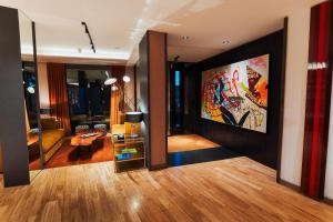 een woonkamer met een groot schilderij aan de muur bij Esplendor Plaza Francia in Buenos Aires