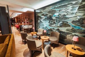 een restaurant met een grote muurschildering in het midden bij Esplendor Plaza Francia in Buenos Aires