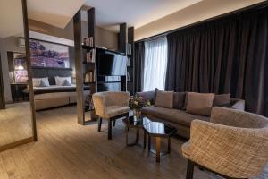 een woonkamer met een bank, een tafel en stoelen bij Esplendor Plaza Francia in Buenos Aires