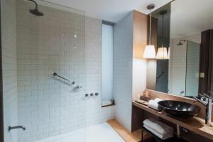 een badkamer met wastafel en douche bij Esplendor Plaza Francia in Buenos Aires +91 foto's