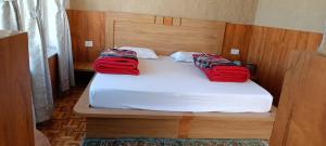 Voodi või voodid majutusasutuse Juniper Home Kaza by Mountain Bee toas