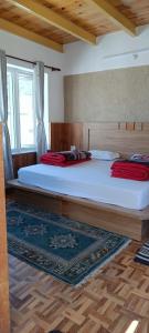 Voodi või voodid majutusasutuse Juniper Home Kaza by Mountain Bee toas