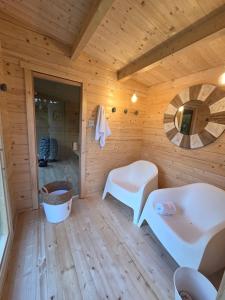 Koupelna v ubytování Un écrin de nature 14p - Bain Nordique - Sauna en option - Baby foot - Fléchettes - Pétanque