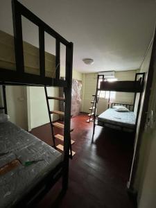 una habitación con dos literas en una habitación en Happy Hope Khao San, en Bangkok