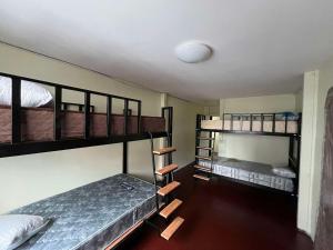 una habitación con tres literas en una habitación en Happy Hope Khao San, en Bangkok