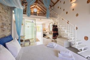 リンドスにあるLindos View Hotelのベッドルーム1室(白いベッド1台、階段付) +52枚の写真