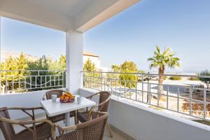 リンドスにあるLindos View Hotelの景色を望むバルコニー(テーブル、椅子付)