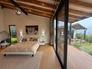 une chambre avec un grand lit et un balcon dans l'établissement Villa VH 4 Bedroom villa with heated swimming pool, à Kigali 17 autres photos