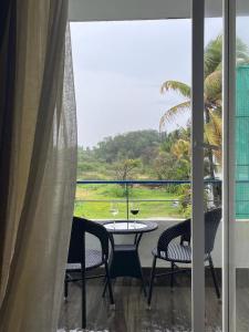 Balkón nebo terasa v ubytování Surf and Sand + 18 fotografií