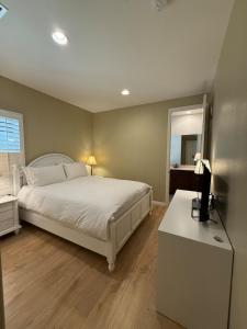 Postel nebo postele na pokoji v ubytování Shopping at Arcadia Mall, Homes, School District, Comfortable Home on Huntington Road