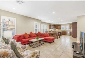 TV a/nebo společenská místnost v ubytování Shopping at Arcadia Mall, Homes, School District, Comfortable Home on Huntington Road