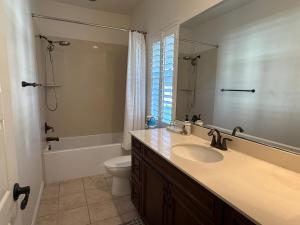 Koupelna v ubytování Shopping at Arcadia Mall, Homes, School District, Comfortable Home on Huntington Road + 45 fotografií