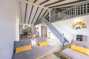 un salon avec un escalier et un canapé dans l'établissement PROMO NOËL ! CASA LYDIE 3 Ch Premium Piscine Privée, à Saint-François