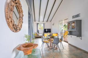 un salon avec une table et des chaises dans l'établissement PROMO NOËL ! CASA LYDIE 3 Ch Premium Piscine Privée, à Saint-François