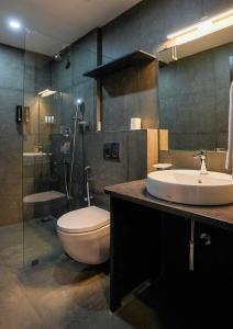 Koupelna v ubytování Surf and Sand