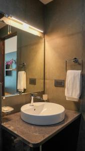 Koupelna v ubytování Surf and Sand