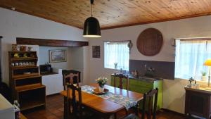 Una cocina y un comedor con una mesa de madera. en Moreson, en Nieuwoudtville