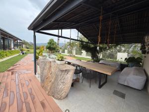 une terrasse avec une table en bois et quelques plantes dans l'établissement Villa VH 4 Bedroom villa with heated swimming pool, à Kigali