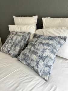 zwei Kissen auf einem Bett in der Unterkunft Pelistay in Sundowner in Boskruin