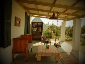 porche con mesa, silla, mesa y mesa en Moreson, en Nieuwoudtville