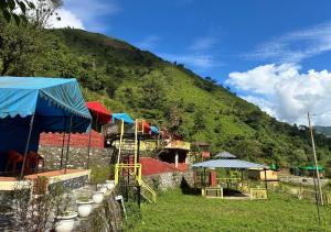 Nespecifikovaný výhled na hory nebo výhled na hory při pohledu z luxury tent