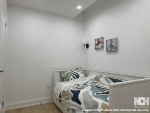 une chambre avec un lit dans une pièce dans l'établissement Modern 2-Bedroom Apartment in Luxury Home with Gym, à Colline De Richmond