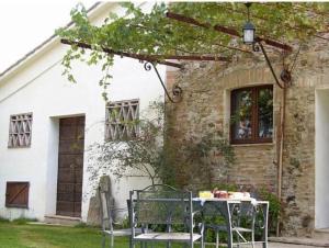 a table and chairs in front of a house at Ferienwohnung La Taverna In Umbertide in Umbertide